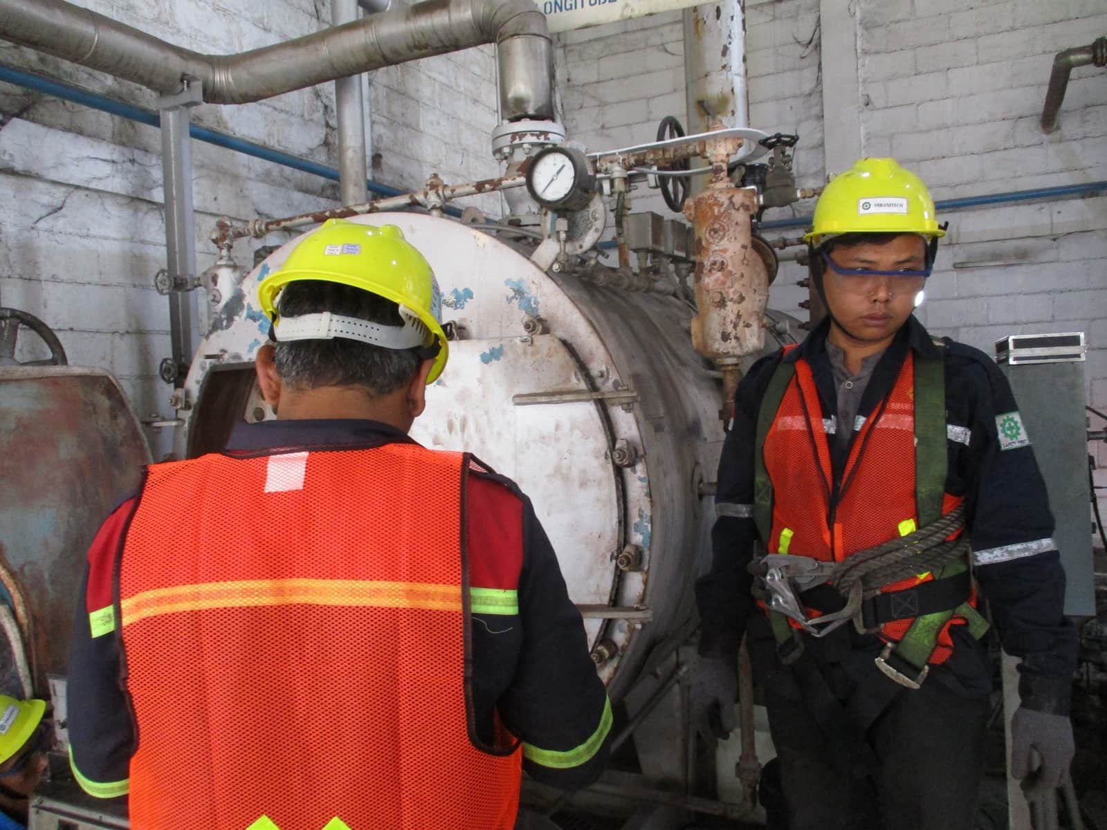 Tim teknisi melakukan persiapan shutdown boiler tahunan