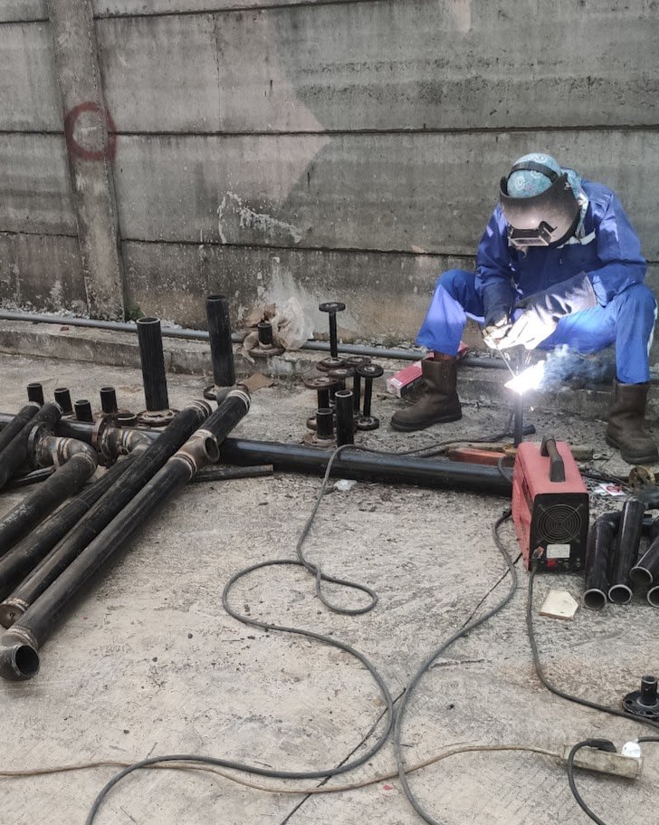 Fabrikasi dan instalasi sistem perpipaan industri carbon steel