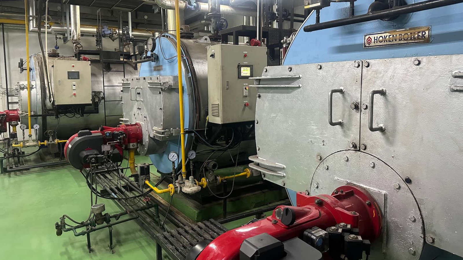 Boiler industri dengan kerak pada permukaan pemanas