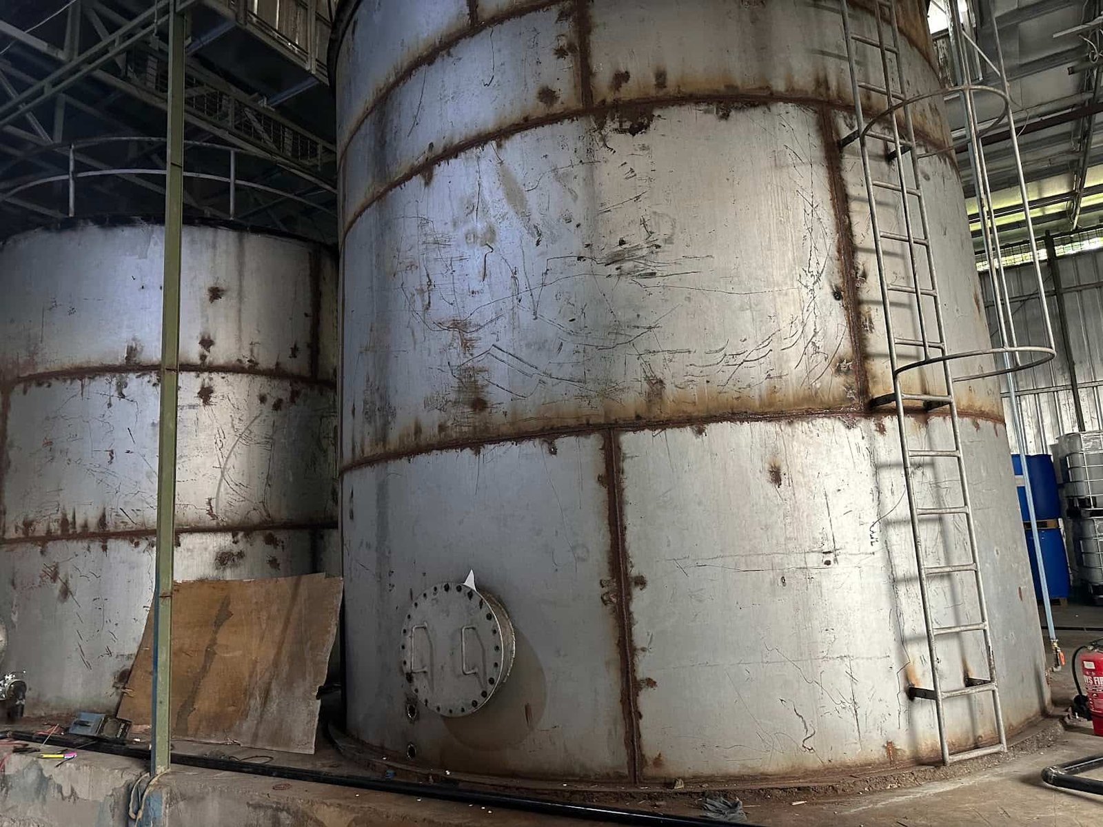 Pekerjaan cleaning tangki industri sesuai prosedur confined space