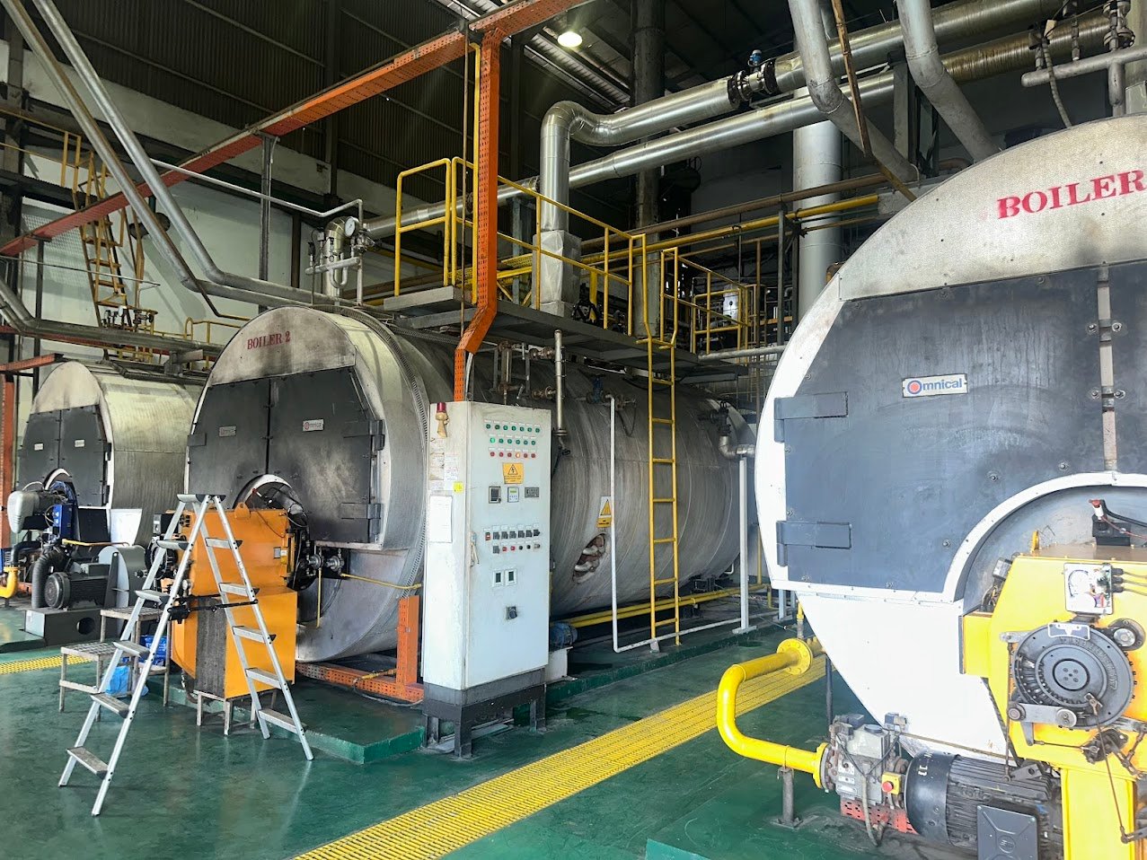 Teknisi memeriksa boiler yang menunjukkan tanda kerusakan